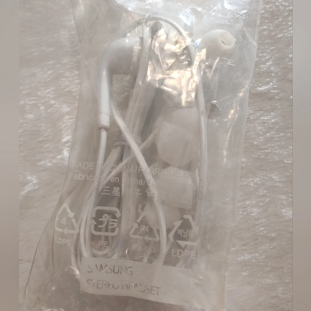 Samsung White Wired Earbuds with Mic
